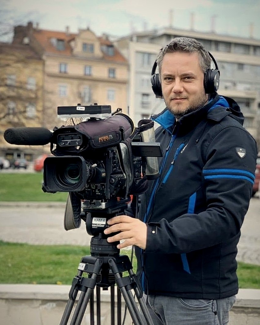 Nenad Ivanić sa televizijskom kamerom na terenu
